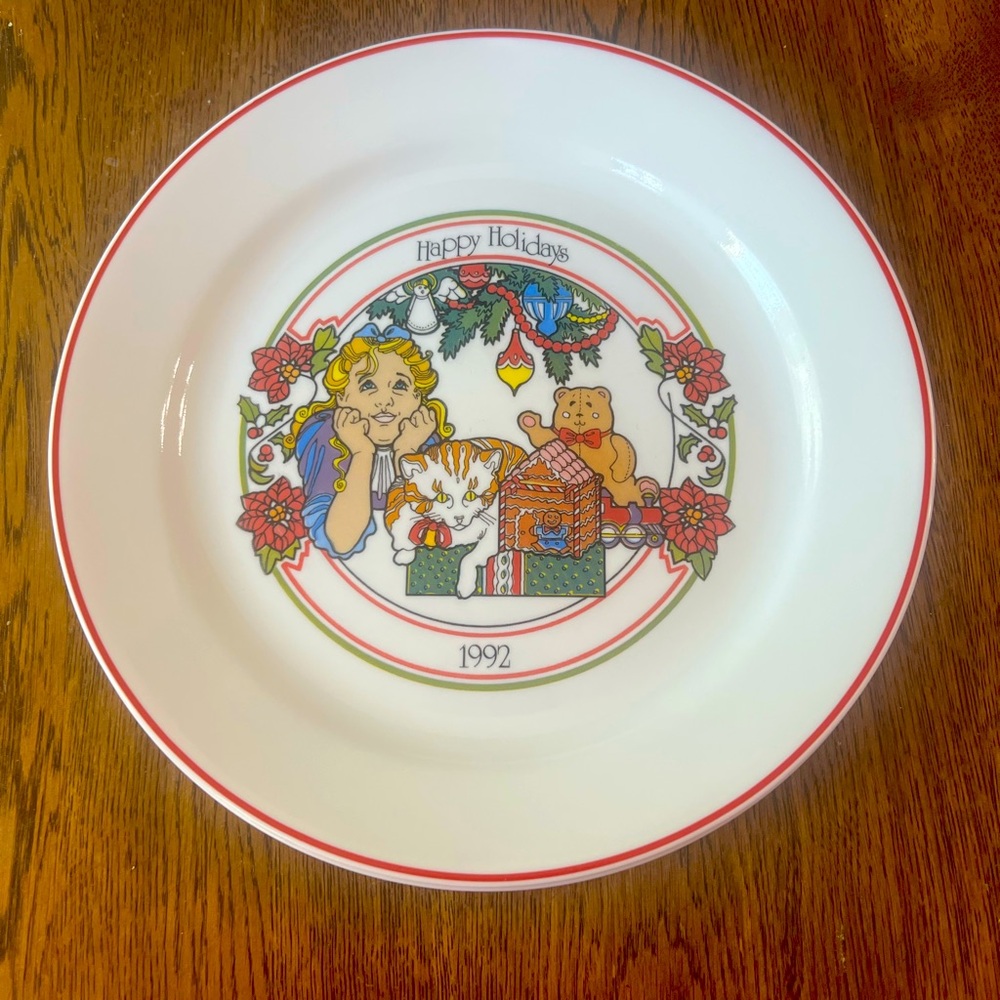 Corelle Limited Edition Christmas Happy Holidays 1992 10 1/4” Decorative Plate